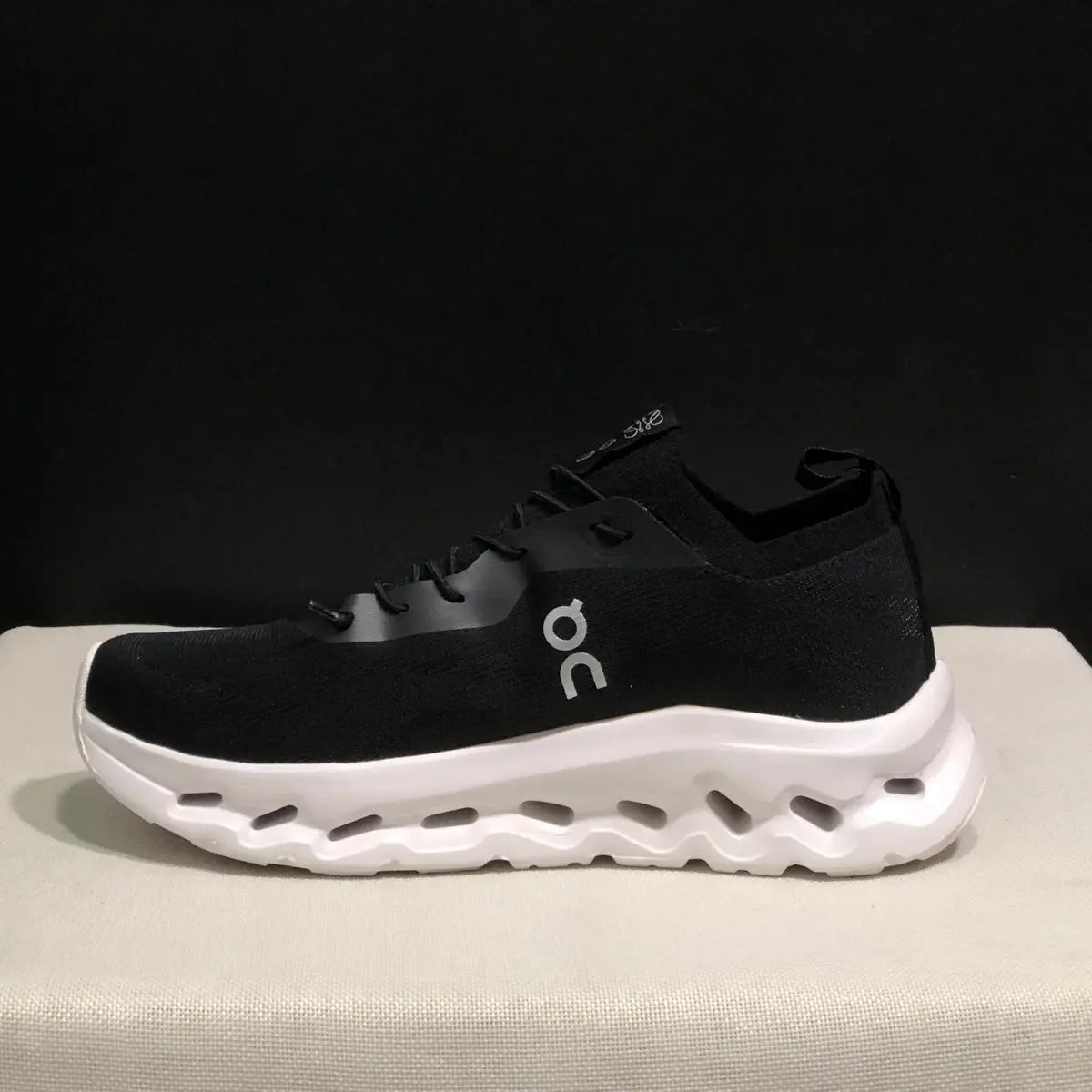 On Cloud × Loewe — Cloudtilt Noir et Blanc 2.0 — photo 4